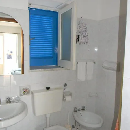 Casa Adolfo Ischia מלון 2*