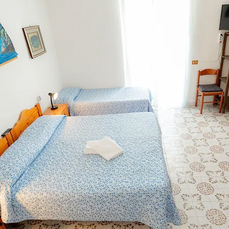 מלון Casa Adolfo Ischia 2*